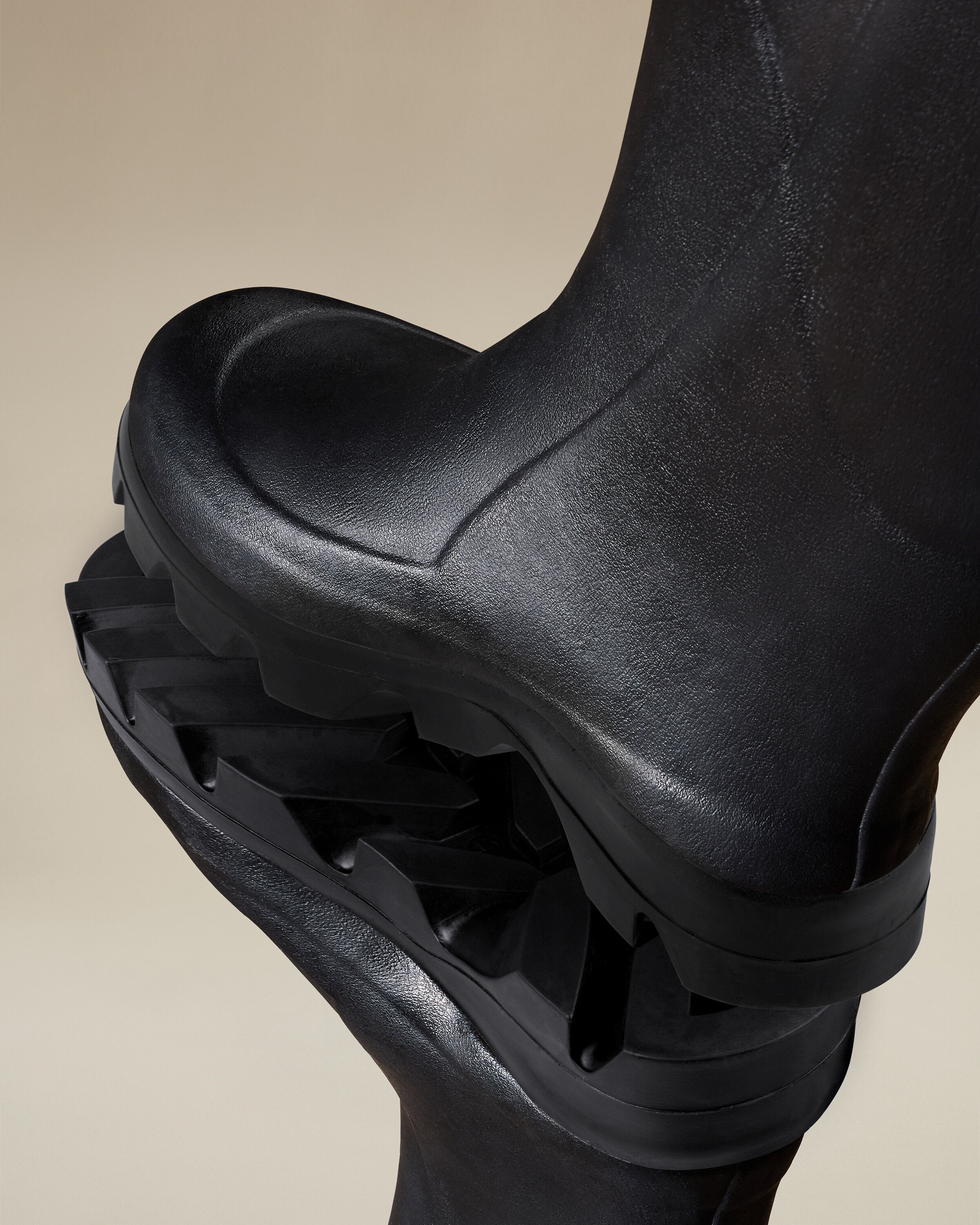 Close-up shot of the top portion of the Men's Océane Ponti Lined Thigh Boot in Black. The image focuses on the soft upper rim, the hanging D-ring, and the embossed silver Le Chameau logo badge.