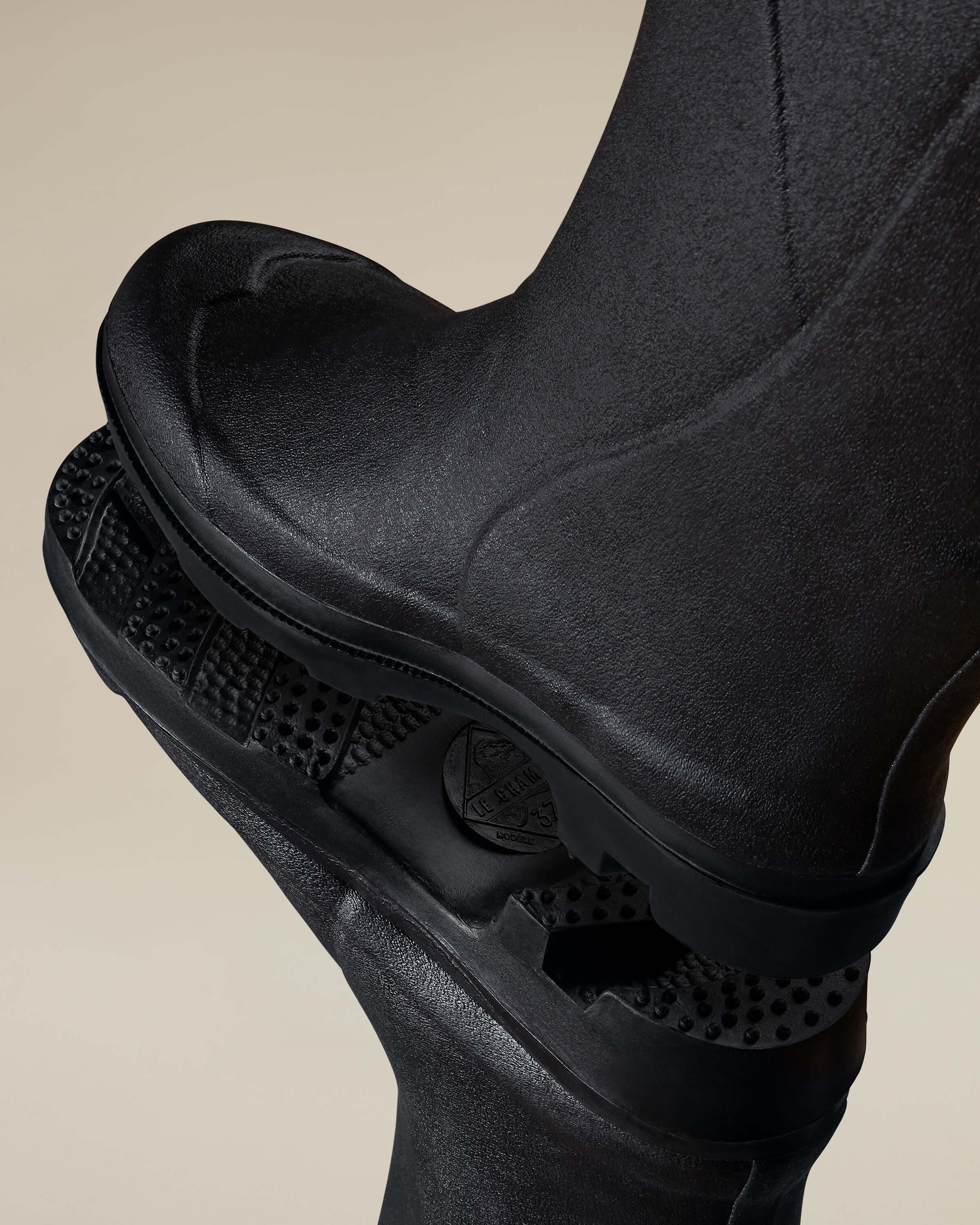 Detailed view of the Women's Océane Ponti Lined Thigh Boot in Black's rugged sole and arch area, displaying the patterned grip treads and molded heel with visible branding and size indicator.